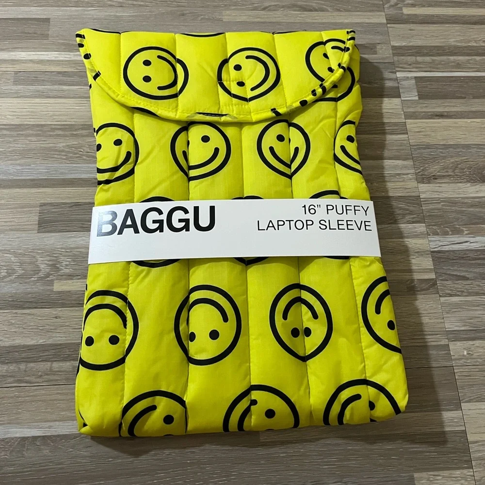 BAGGU: Yellow Smiley Face Puffy Laptop Sleeve🙂